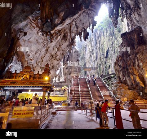 Batu Caves - Đền thờ Hindu cổ kính ẩn mình trong hang động hùng vĩ!