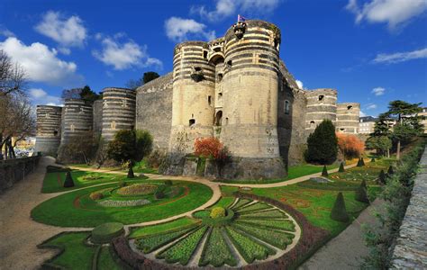 Le Château d'Angers: Một Lâu Đài Pháo Đá Imponente và Một Cõi Tưởng Niệm Về Quá Khứ!